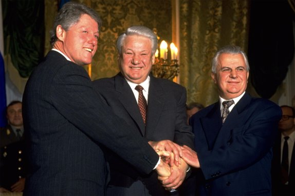 https://www.jnsm.com.ua/ures/img/Bill_Clinton_Boris_Yeltsyn_Leonid_Kravchuk.jpg